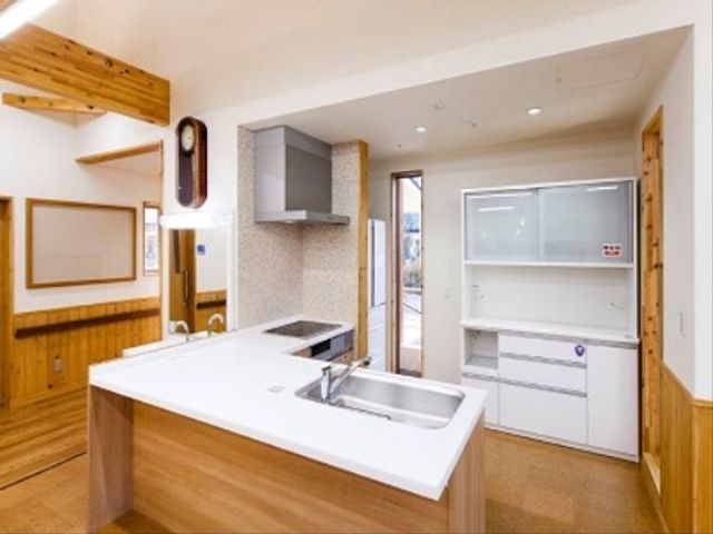 キッチンカウンターと冷蔵庫 共用キッチン 清潔感のあるキッチンは、広々とし仕事がしやすい作りです。スタッフの使い勝手を考えた設計になっています。