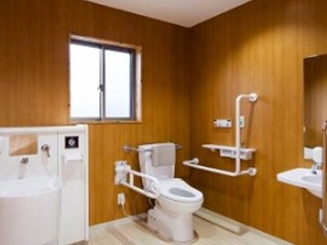 バリアフリーの洗面トイレ トイレ ゆとりある設計の清潔なトイレスペースです。手すり付きで安全に利用いただけます。