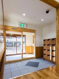 木目調の明るいエントランス