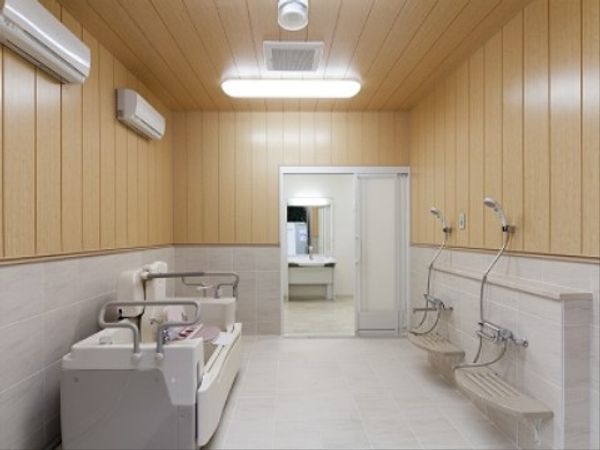 バリアフリー設計の浴室