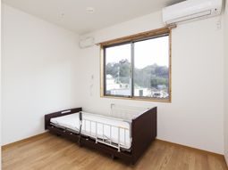 明るい居室の一角