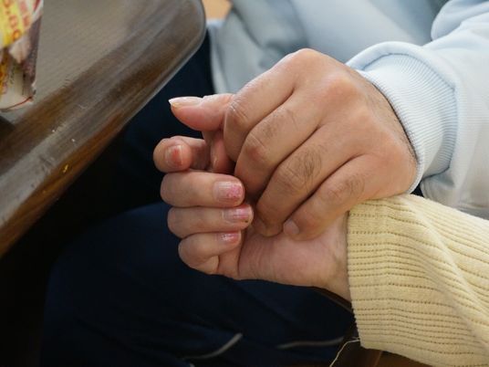 手をつなぐ人々