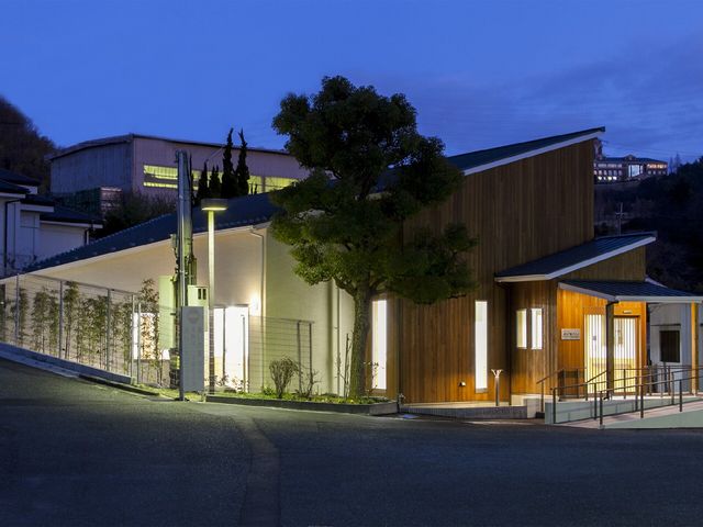夜景のある施設外観 外観 夕暮れ時に照らされる、温もりを感じさせる建物です。周囲の自然と調和して、ゆったりとした時間が流れる空間を提供します。