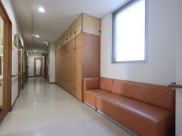 清潔な廊下と待合ソファ