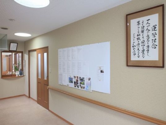 綺麗な廊下と掲示物