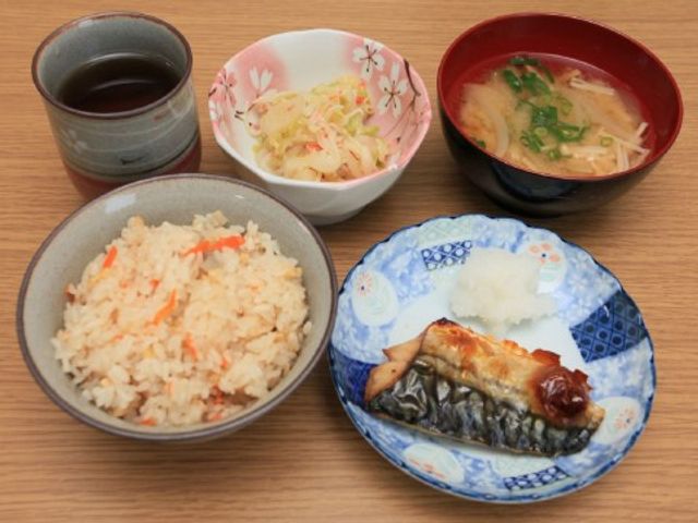 栄養バランスの取れた食事 食事 色とりどりで栄養豊富な食事が並び、健康を考えたメニューが提供されています。