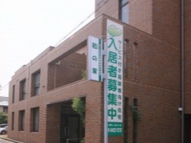 レンガ造り施設外観 外観 落ち着いた色合いの外壁が特徴的な建物です。周囲には清潔に保たれた歩道が整備され、通勤しやすい環境を備えています。