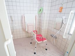 バリアフリー対応の浴室