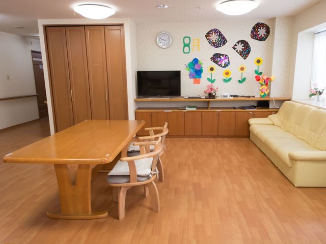 居心地の良いリビング空間 リビング 落ち着いた色合いのリビングで、居心地の良さが感じられます。清潔感溢れる空間で、リラックスできることでしょう。