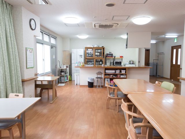 明るいダイニングルーム リビング 清潔感あふれるダイニングルームで、のびのびと仕事ができます。ゆったりとした空間で利用者様とのコミュニケーションも楽しめますよ。