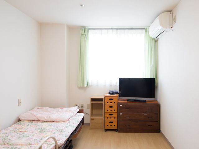 清潔な洋室の居室 居室 快適な個室でプライバシーを大切にしています。窓からの自然光が心地よい空間を演出しており、ゆったりとお過ごしいただけます。