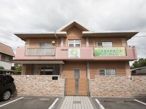 施設の外観と看板