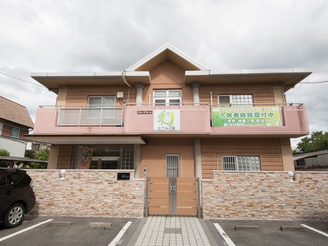 施設の外観と看板 外観 温かみのある色合いの建物です。玄関はバリアフリー設計で、すべての方が安心してお過ごしいただけます。