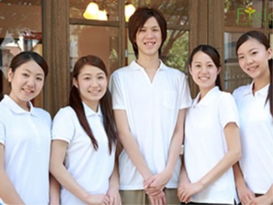 スタッフの笑顔集合写真