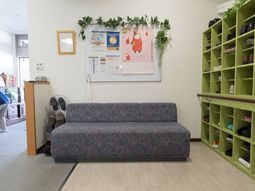 靴棚とソファのある部屋
