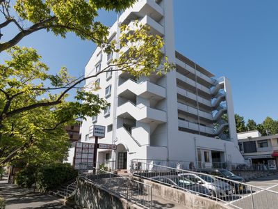 白い建物の外観