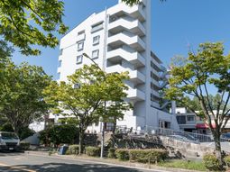 白い外壁の建物外観