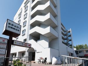 白い建物のエントランス外観