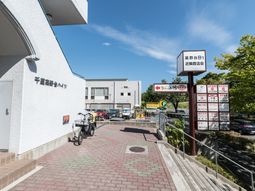 晴天の施設入口