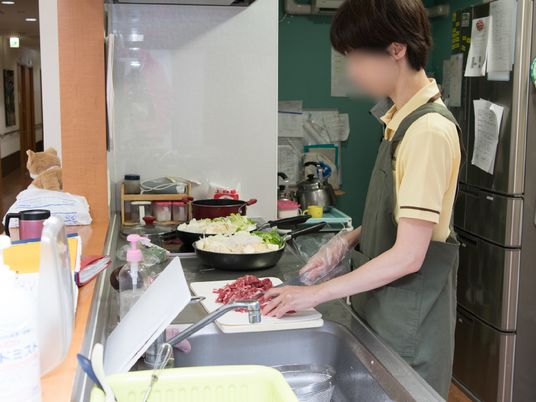 料理の準備をする人