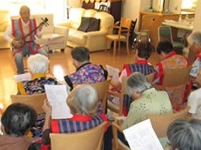 楽器演奏の活動風景 レクリエーション 明るいラウンジでの楽器演奏は、ご利用者の交流の場となり、ゆったりとした時間を過ごすことができます。