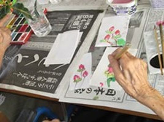 絵画活動をする手元