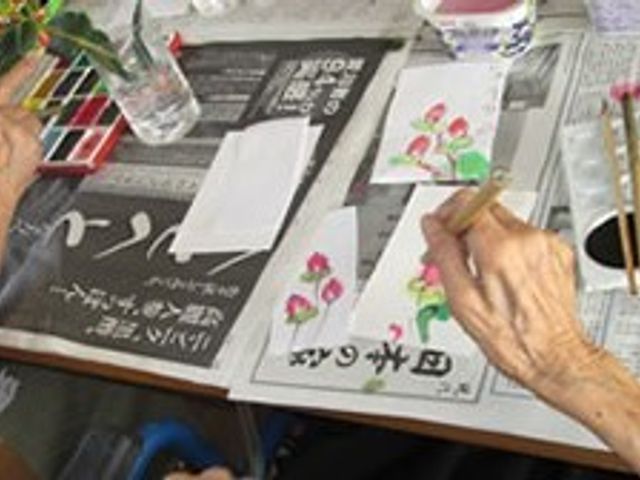 絵画活動をする手元 レクリエーション 活動的な日々を送れる環境があり、手に筆をとり絵を描く様子が見えます。クリエイティブな瞬間を、共に過ごしませんか。