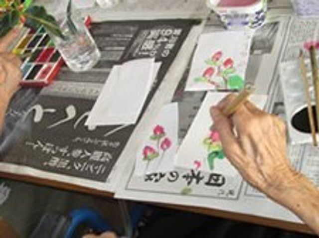 絵画活動をする手元 レクリエーション 活動的な日々を送れる環境があり、手に筆をとり絵を描く様子が見えます。クリエイティブな瞬間を、共に過ごしませんか。