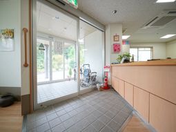 入口付近の明るい廊下