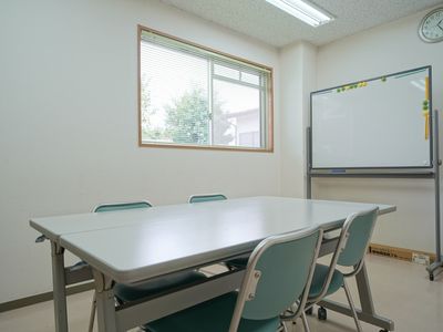 多目的室の会議テーブル