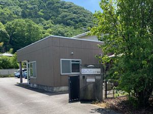 緑に囲まれた施設外観