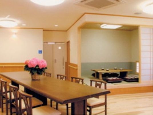 広々とした明るい食堂