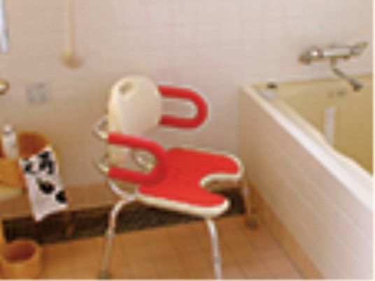 赤い椅子のある浴室