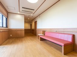 休憩用のベンチがある部屋