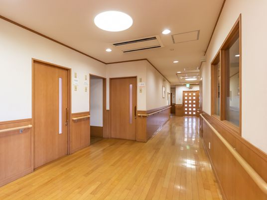 木目調の明るい廊下
