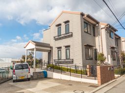 明るい施設の外観