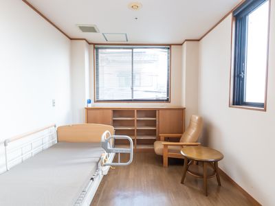 明るい個室の居室