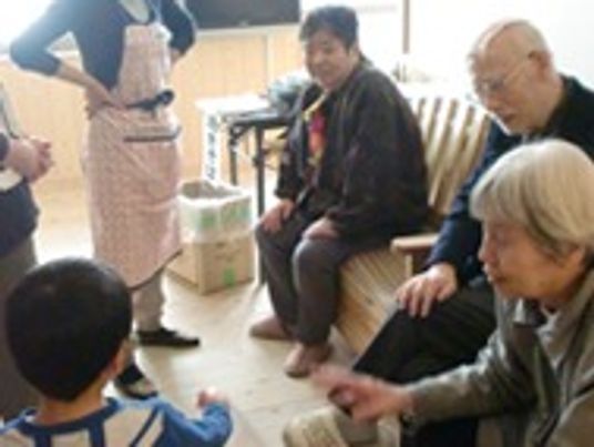 人々と子どもの交流