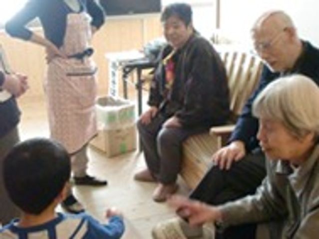 人々と子どもの交流