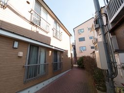 明るい日差しの居室外観