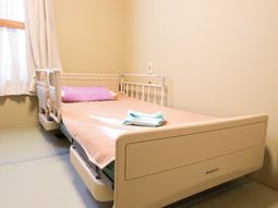 清潔感のある居室のベッド