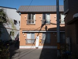 赤茶の壁の建物外観