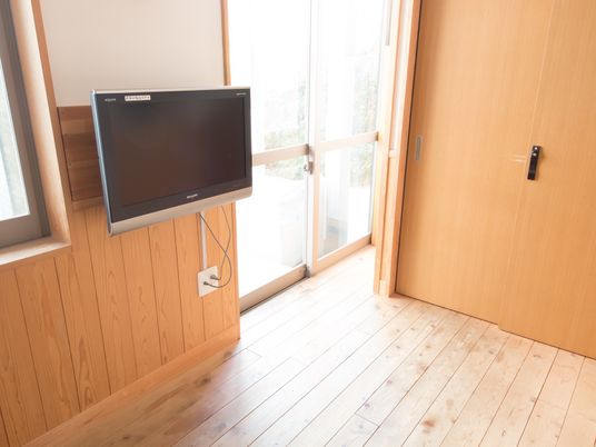  壁掛けテレビと明るい窓  