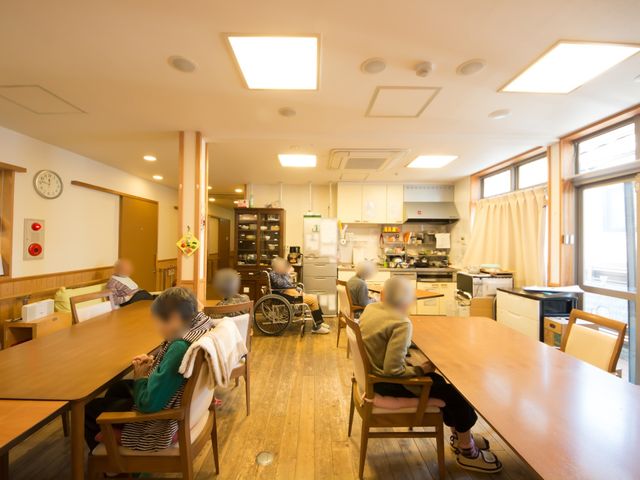  広々とした共有ダイニング  