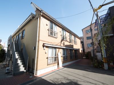  明るい建物の外観 