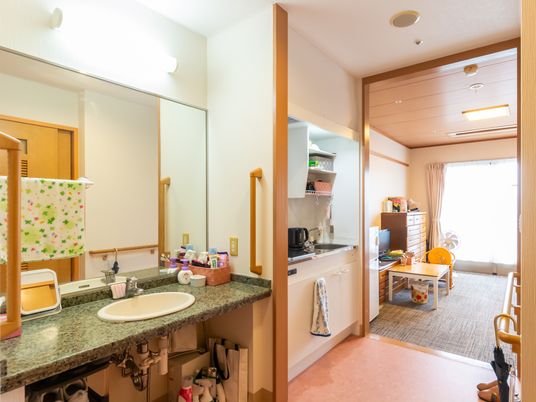 明るい居室の洗面台
