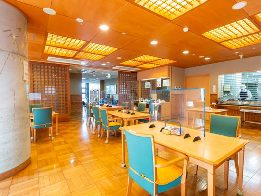 明るい空間の食堂