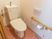 手すり付きのトイレ