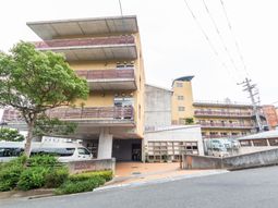 緑豊かな建物の外観