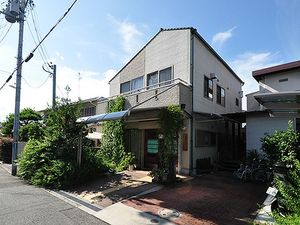 住宅街にある建物外観  